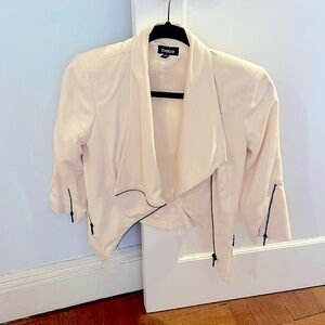 Cropped Bebe cream blazer